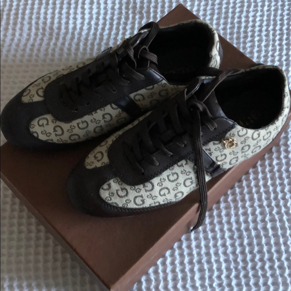 Classic guess sneakers